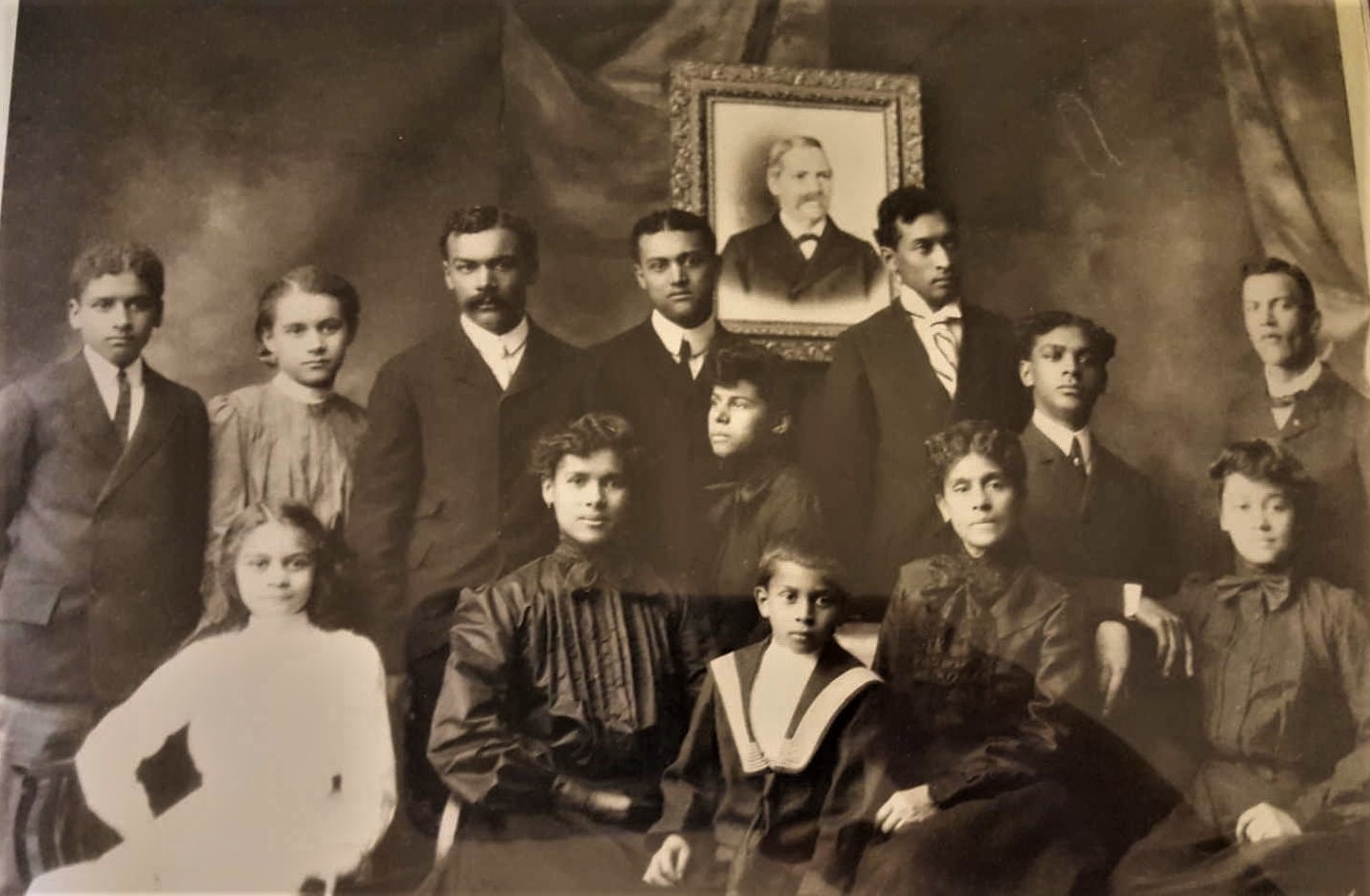 A group of family members pose for a portrait in 1903.